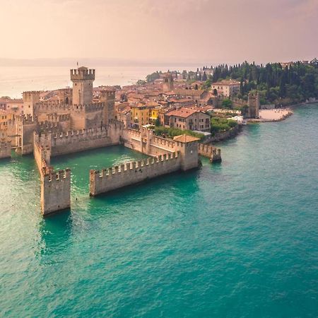 Charming Attic Apartment With Balcony & Swimming Pool Desenzano del Garda Exterior foto