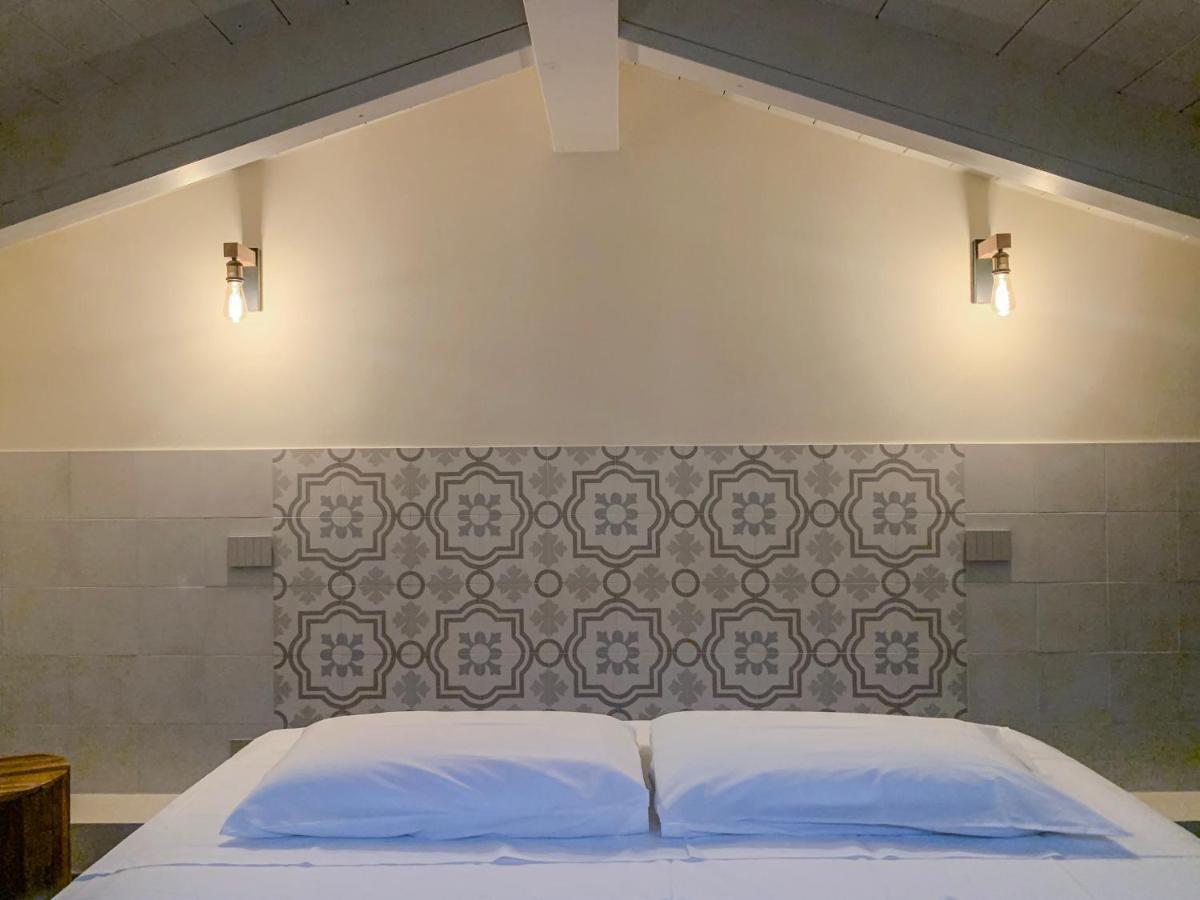 Charming Attic Apartment With Balcony & Swimming Pool Desenzano del Garda Exterior foto